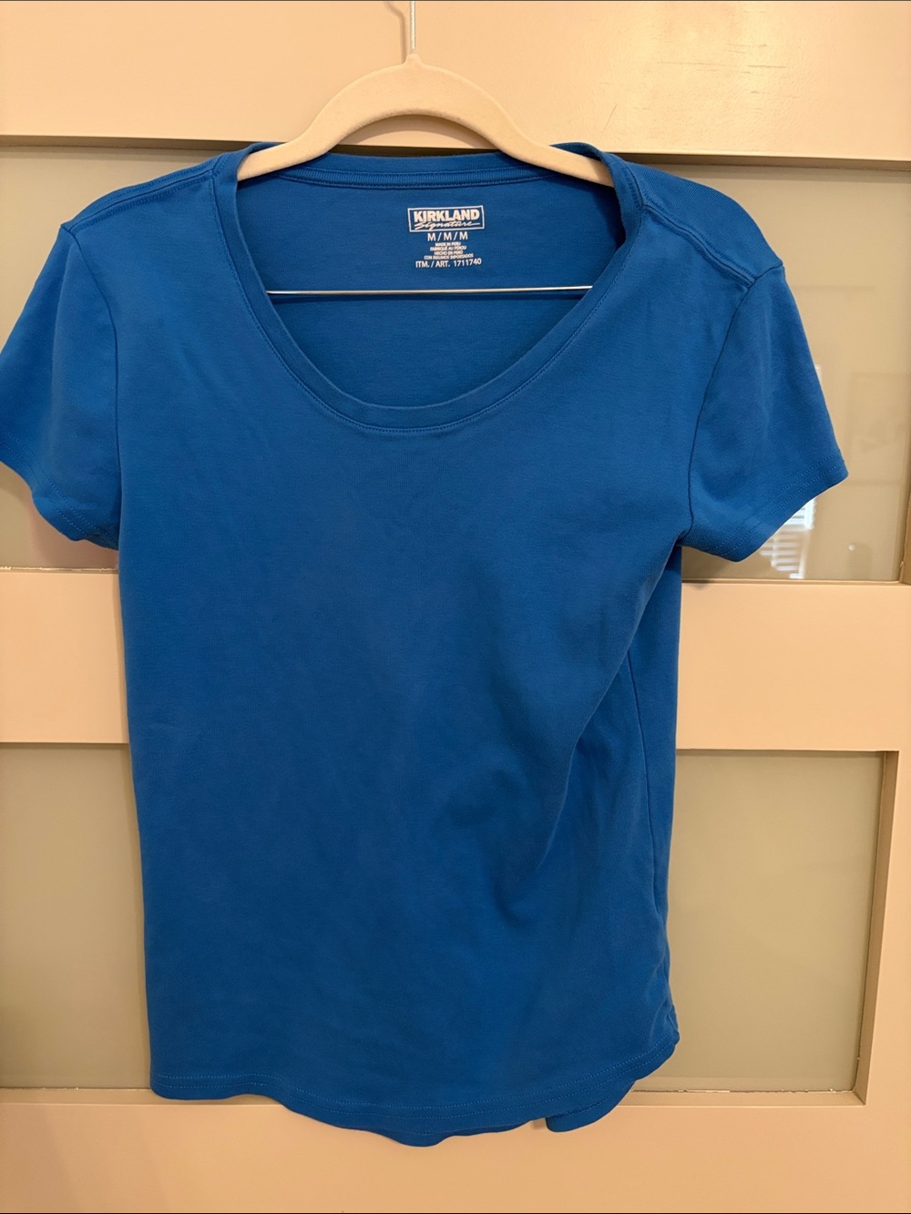 Kirkland Signature Short Sleeve Scoop Neck Tee in Bright Blue - never worn